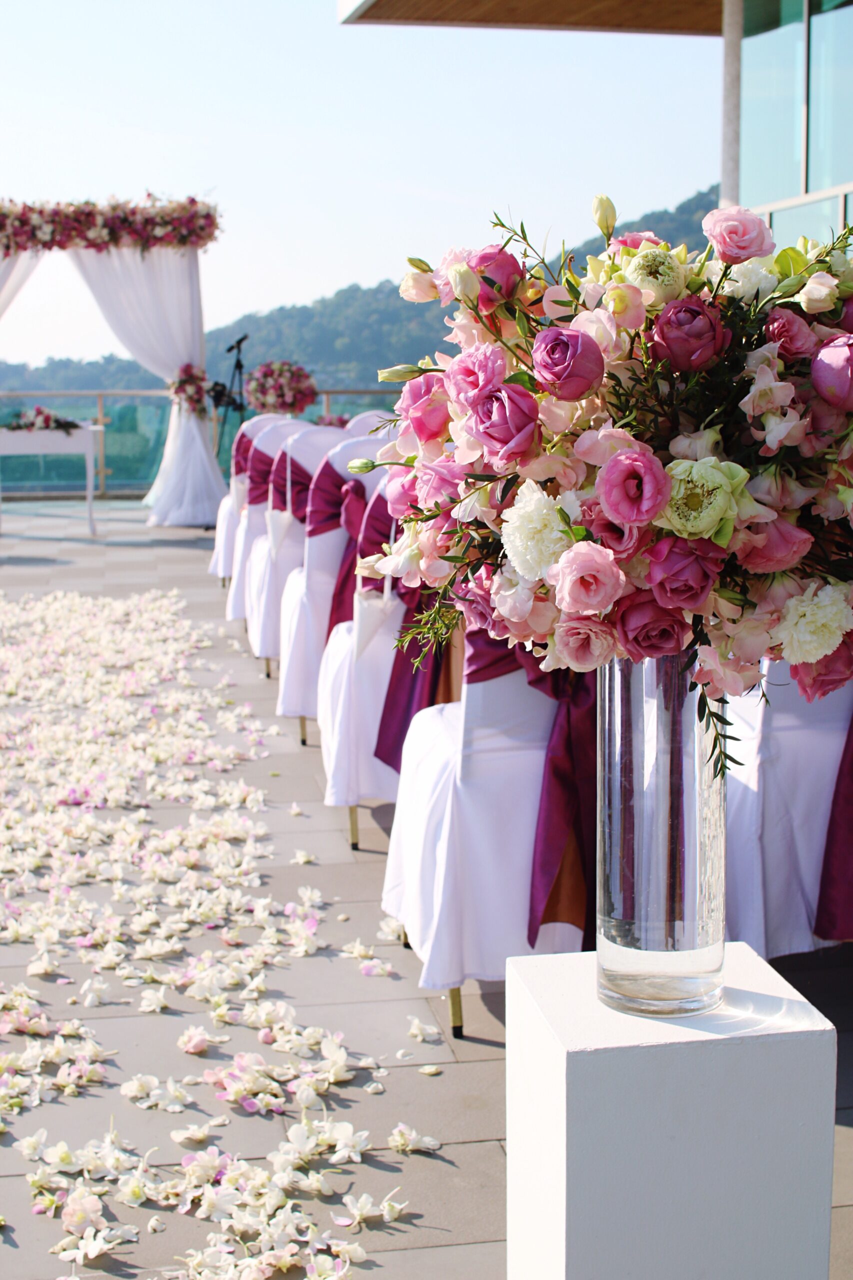 Traualtar mit Lila Akzenten im freien